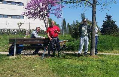 Ma che bravi gli abitanti di Ferro di Cavallo che ripuliscono da soli il quartiere!