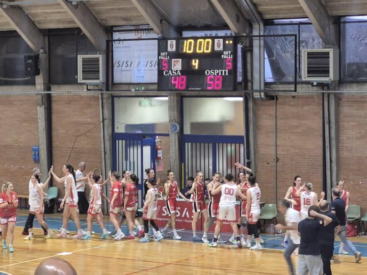 Sconfitta (58-48) in casa per la Pallacanestro Perugia contro Lucca negli spareggi per l'A2 femminile