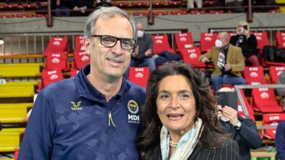 Emozioni al PalaBarton con la consegna della targa a Barbara Bettelli, vedova di Francesco Allegrucci