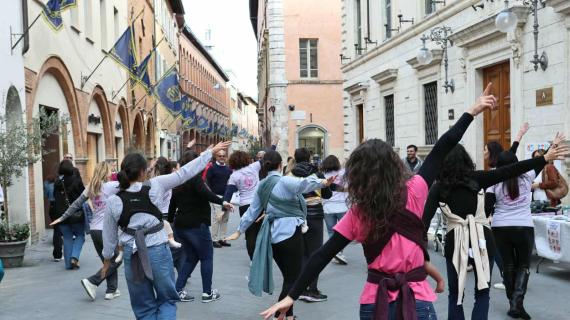 Complimenti! Ostetriche del Punto Nascita e del Consultorio di Foligno in piazza per promuovere l'allattamento al seno