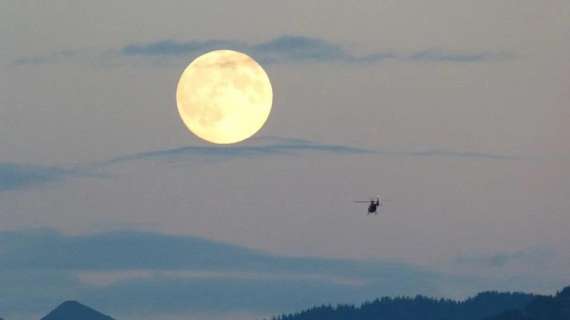 Siete pronti per lo spettacolo? Stasera potremo vedere la ‘Luna piena delle fragole‘, detta anche 'SuperLuna'