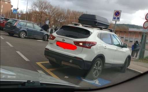 Incredibile! Costringe la disabile in mezzo alla strada per la propria 'fretta' e parcheggia in divieto!