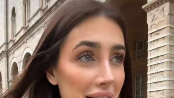 Michelle Comi oggi a sorpresa a passeggio a Perugia: assalita dai fans di ogni età