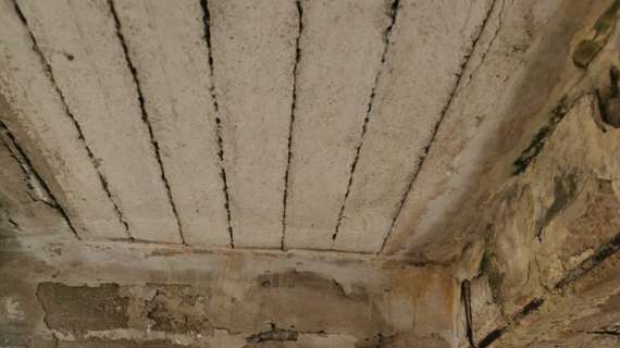 Pericolo in via XIV Settembre a Perugia per il distacco di un cornicione dall'edificio della Usl