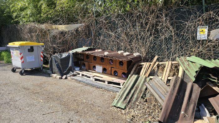 Che vergogna! I vandali hanno distrutto le strutture della colonia dei gatti di Ponte San Giovanni!