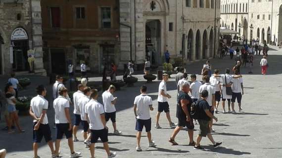 Questi i 20 giocatori del FeralpiSalò stasera al Curi e... stamani a passeggio in Corso Vannucci