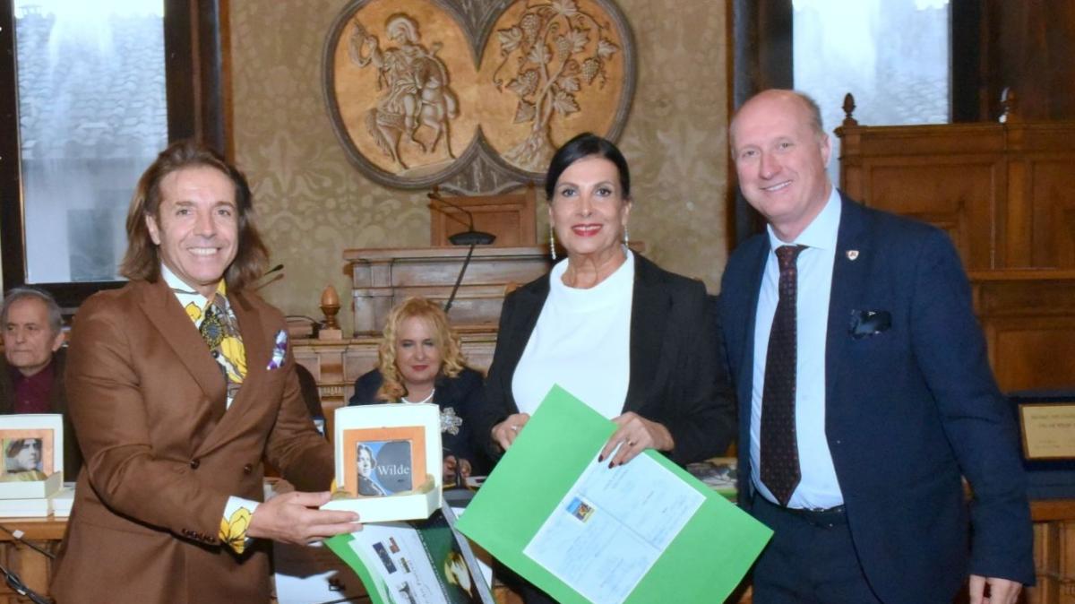 Inaugurata la mostra dedicata a Oscar Wilde, visitabile sino al 31 marzo al Teatro Archeologico di Monteleone di Spoleto