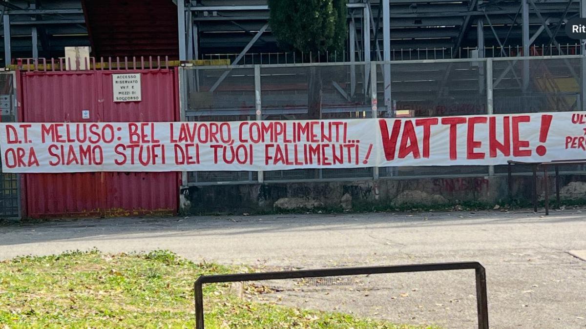 I tifosi sicuri su chi sia il colpevole di un Perugia così disastroso: striscione appeso al Curi contro il DT Meluso