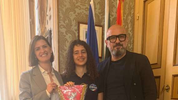 Complimenti alla perugina Miriana Mangialasche per i successi nel Sup: premiata da sindaca e assessore comunale