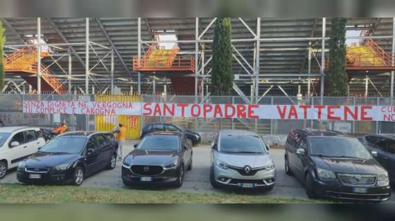 Altro pesantissimo striscione appeso allo Stadio Curi contro il presidente del Perugia Santopadre