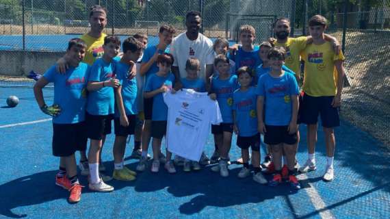 L' ex grifone Christian Kouan insieme a Maurizio Peluso con i bambini dello Zig Zag Smile Camp