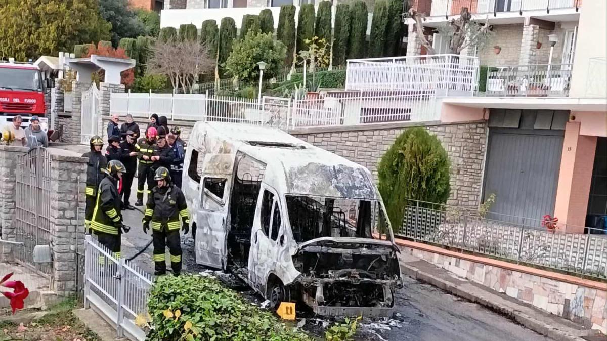 Giornata di terrore a Magione! E' andato a fuoco in strada lo scuolabus che riportava a casa i bambini!