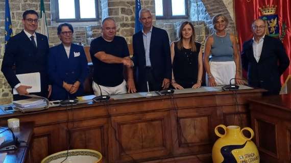 Stretta di mano tra Marcello Bazzurri e il sindaco Toniaccini e per 450mila euro la scuola di Deruta diventerà residenza per anziani!
