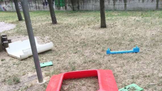 Vandali in azione al parco di Ponte San Giovanni: distrutto uno dei giochi più utilizzati dai bambini