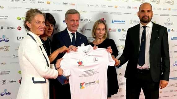 Gaia Simonetti e Chiara Castellani hanno consegnato il premio "Costruiamo Gentilezza nello Sport" a Gianfranco Fasan