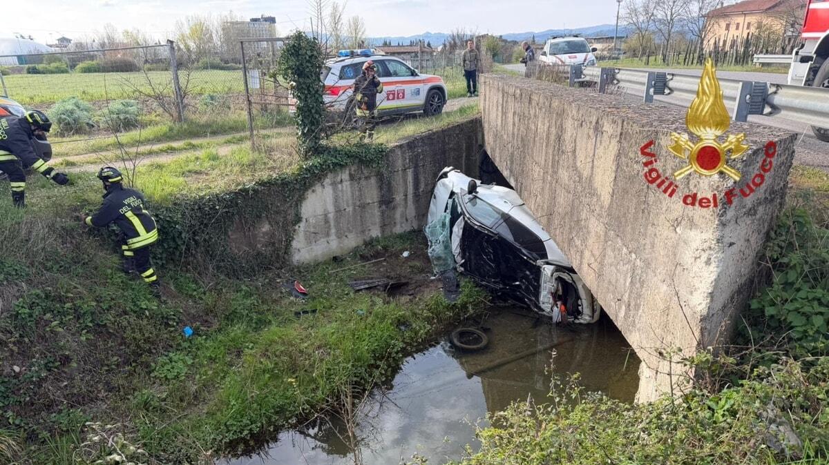 Muore a 40 anni in un incidente mentre si reca al lavoro: Nicola con la propria auto sotto un ponte