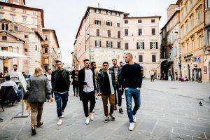 Giocatori del Perugia a passeggio in Corso Vannucci tra le bellezze della città