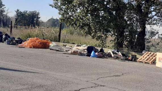 Inaudito! Cresce la discarica abusiva lungo la strada a Santa Sabina!