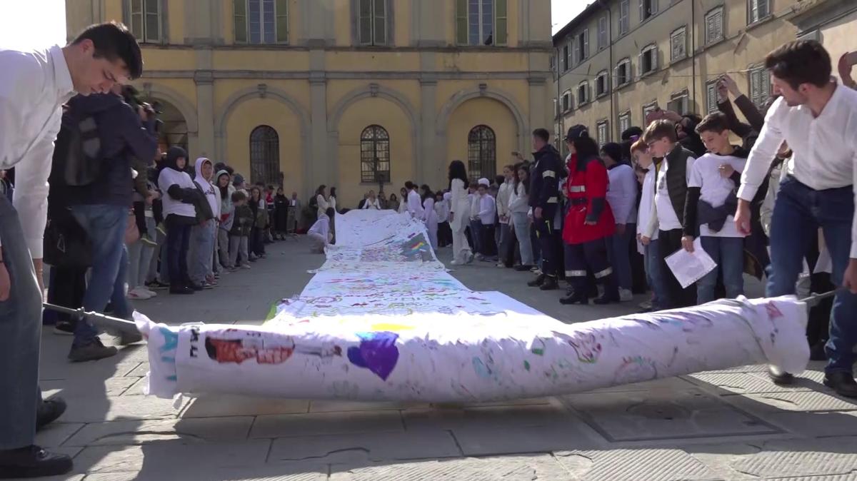 Sabato 16 maggio nuova esposizione dell'Eco-Bandiera Collettiva della Pace di Moira Lena Tassi