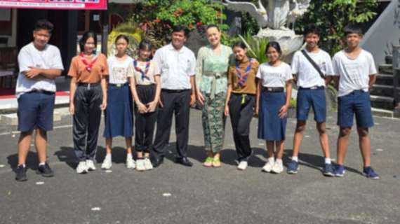 Da Città di Castello l'Eco-Bandiera della Pace ideata da Moira Lena Tassi è arrivata anche a Bali