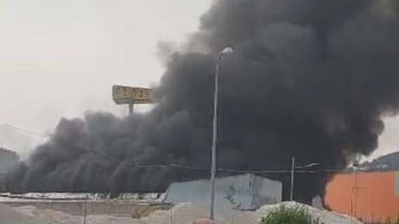 Domato lo spaventoso incendio di Ellera: distrutto un capannone nei pressi del Quasar Village