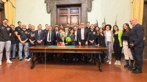 La presidente della Regione Stefania Proietti felicissima con il Trofeo della Champions League vinto dalla Sir