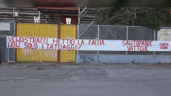 Durissimo striscione dei tifosi della Curva Nord appeso allo Stadio Curi contro Santopadre