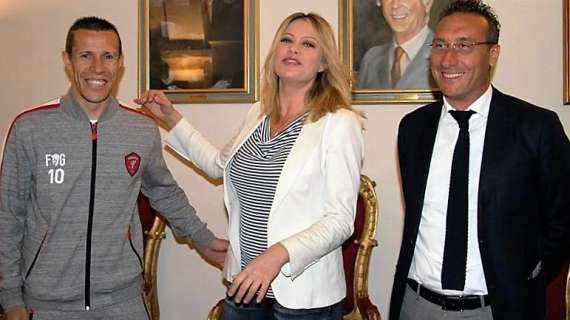 Cosa ci fanno i sorridenti Rodrigo Taddei e Marcello Pizzimenti insieme ad Anna Falchi?