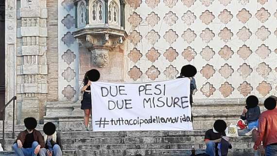 Fa il giro d'Italia l'immagine dello striscione di Perugia: le due ragazze identificate dalle forze dell'ordine