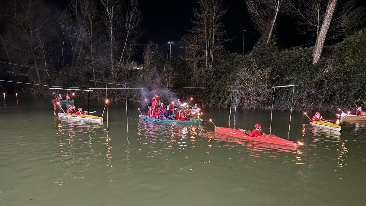 A Città di Castello ben 30 Babbo Natale in canoa lungo il fiume Tevere