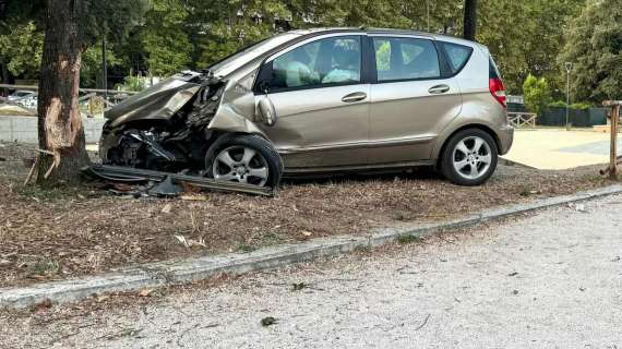 Anomalo incidente all'alba a Perugia con l'auto nell'area parco di Piazza del Bacio