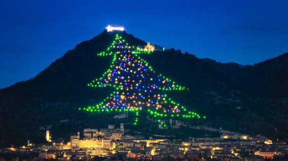 Bellissima notizia per l'Umbria! Un francobollo per l'accensione 2023 a Gubbio dell'albero più grande del mondo