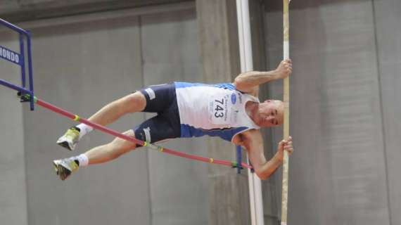 Claudio Lazzari e l'ebbrezza di volare sin l'assù! Campione italiano di salto con l'asta ai master di Ancona!