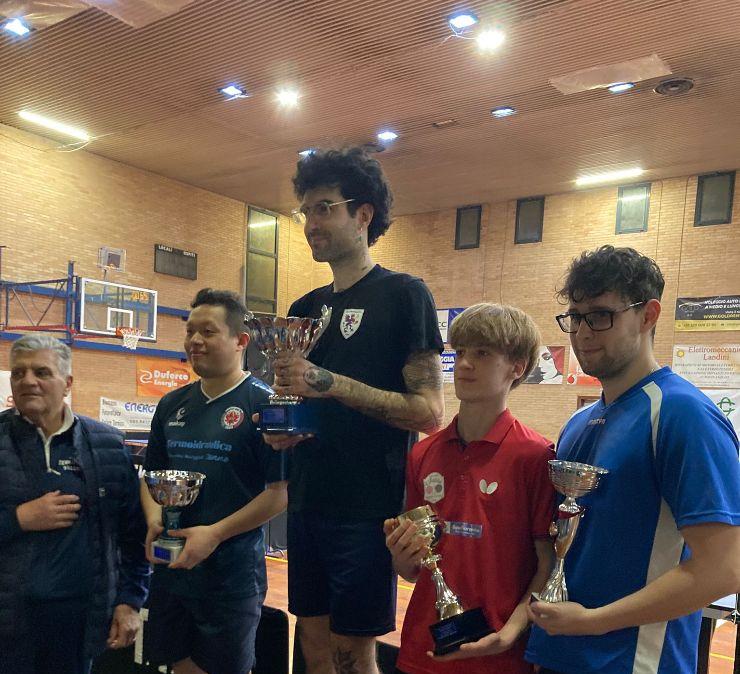 Il Montegrillo festeggia Alexandros Chiorri per la vittoria nel tennistavolo a San Giovanni Valdarno 