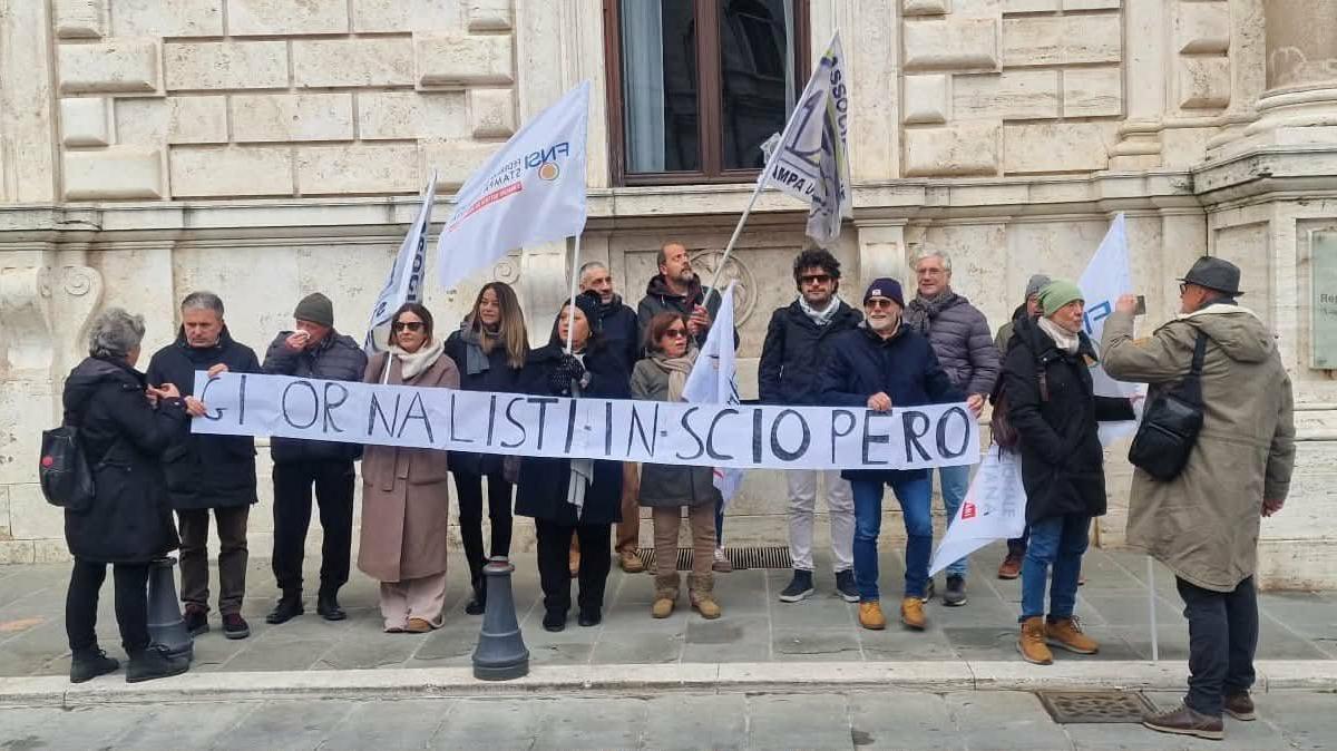 A Perugia lo sciopero dei giornalisti con un flash mob in Piazza Italia