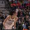 Com'è andato l'esordio di Caitlin Clark nella WNBA (video)