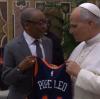 Spike Lee regala una maglia #14 dei New York Knicks a Papa Leone XIV