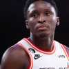 Victor Oladipo sostiene un provino per cercare il ritorno in NBA