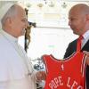 Papa Leone XIV riceve la maglia dei Chicago Bulls