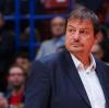 Ergin Ataman polemico contro gli arbitri dopo il derby perso con l'Oly