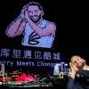  Stephen Curry in posa con l'epico spettacolo di droni "Night Night" in Cina