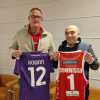 LBA - Pistoia, il presidente Ron Rowan scambia la maglia con Rocco Commisso, presidente della Fiorentina