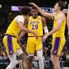 NBA - I Lakers avanzano a Memphis con la tripla doppia di LeBron James