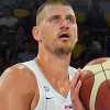 Dennis Schroder saluta Nikola Jokic come il miglior giocatore del mondo a Eurobasket