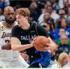 Super duello Flagg vs LeBron, Dallas batte i Lakers senza Doncic
