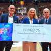 Il Presidente LBA Gandini consegna a Daria Braga (Direttore Fondazione Laureus ETS) l'assegno per il ricavato dalla vendita di memorabilia su Subito