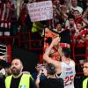 Olimpia Milano attende Alec Peters, e i tifosi dell'Olympiacos vanno sotto casa sua per farlo restare