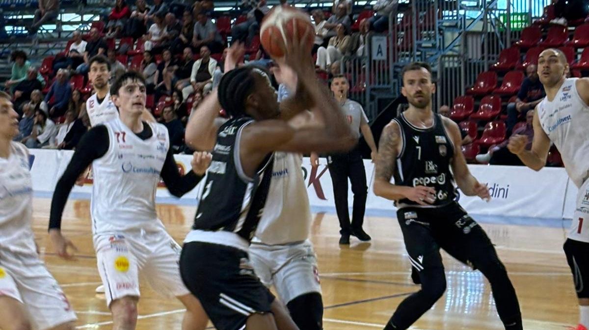 Serie B - Paperdi Caserta conduce, ma Loreto trova il guizzo per la vittoria all'overtime
