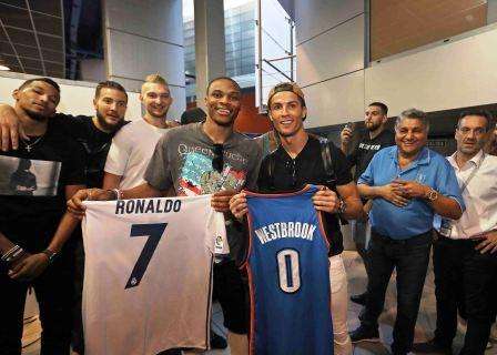 NBA - Cristiano Ronaldo e Russell Westbrook si scambiano la maglia