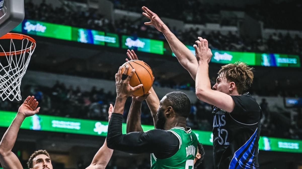 Brown risponde a Flagg, i Celtics passano a Dallas e restano in scia Knicks